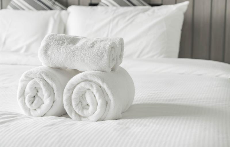 toalla blanca decoración cama interior dormitorio hotel