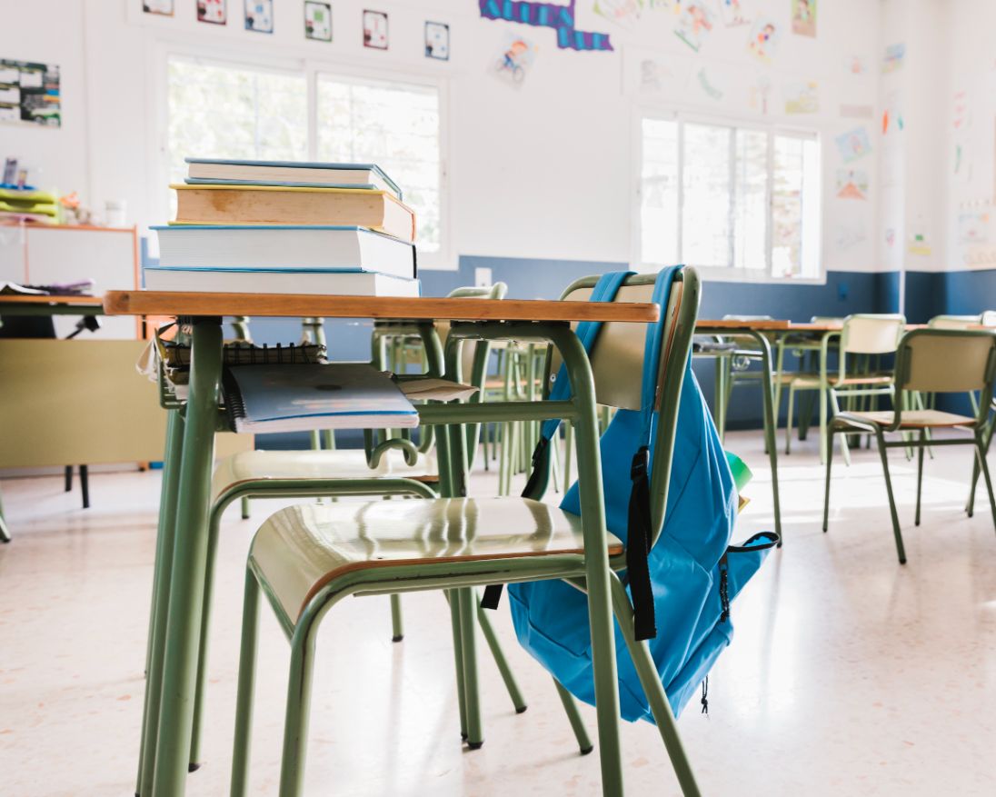 aula escolar libros mochila higiene