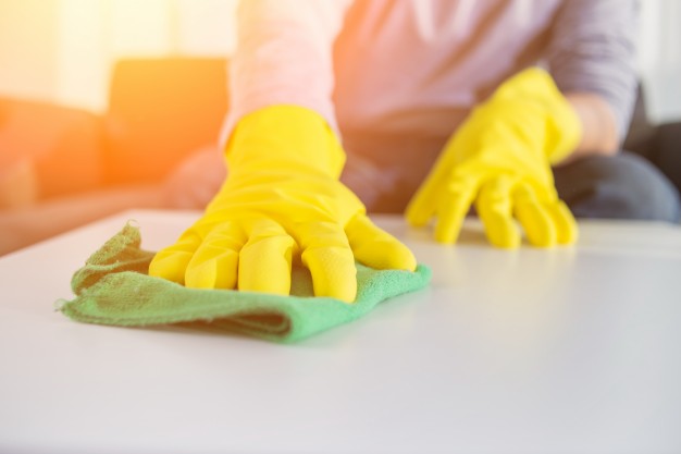 gente housework housekeeping concepto primer plano hombre manos limpieza tabla tela hogar 1088 1153