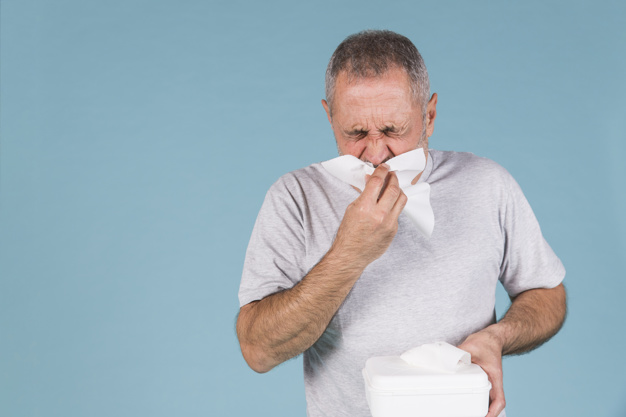 hombre infectado resfriado gripe soplando su nariz tejido 23 2148032379