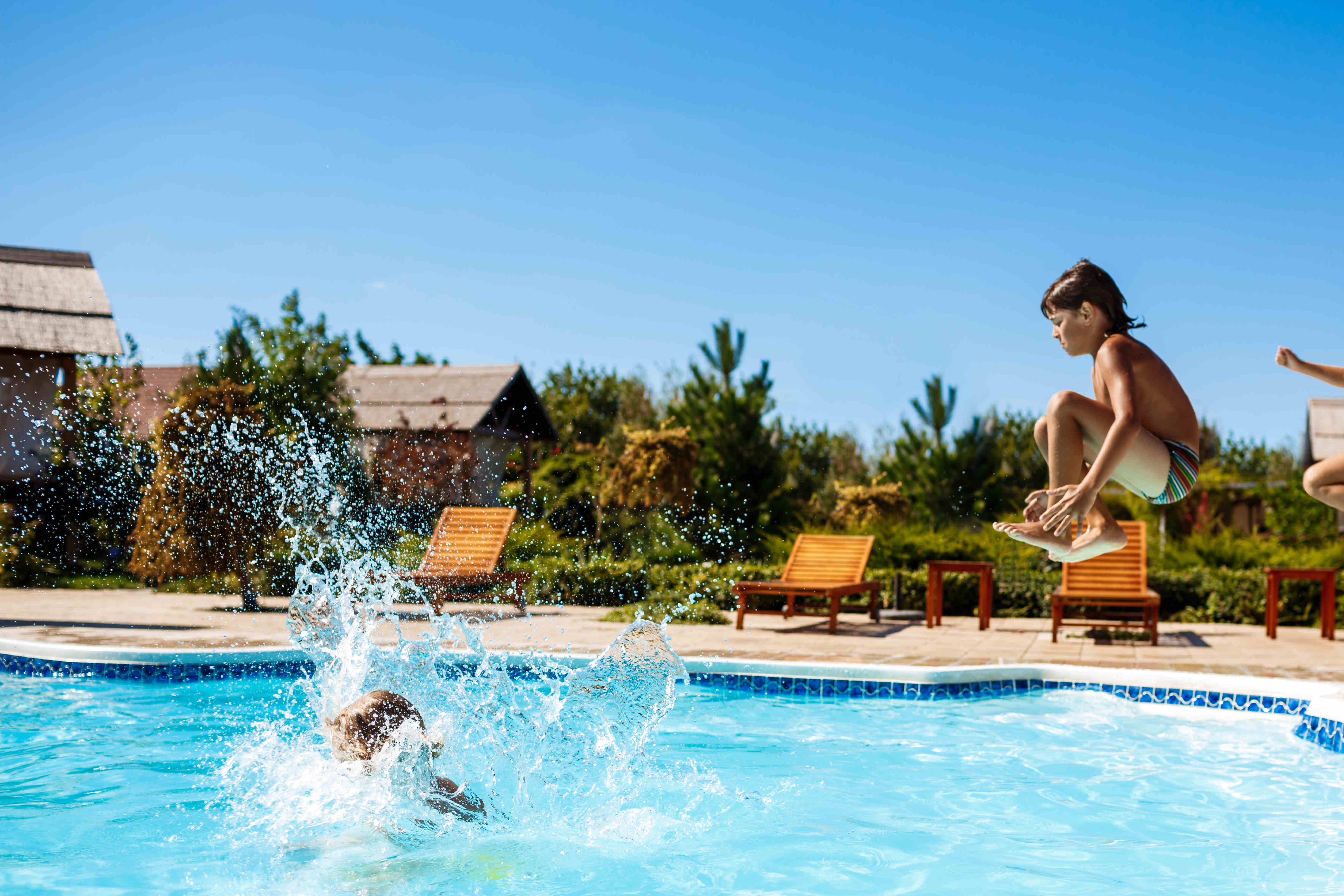 piscina_niño_agua_verano.jpg